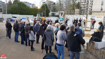 Des habitants de Vélizy assistent à la présentation du showroom.