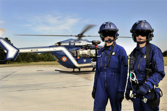 Un équipage des forces aériennes de la Gendarmerie.
