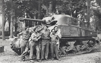 Soldats de la 2e DB devant le char Romilly.