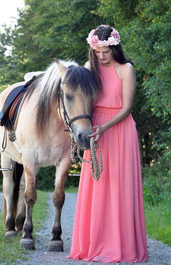 Tipps für Fotoshootings mit Pferden Ballkleid Fjordpferd Blumenkranz Modeblog Fairy Tale Gone Realistic Lifestyleblog Deutschland