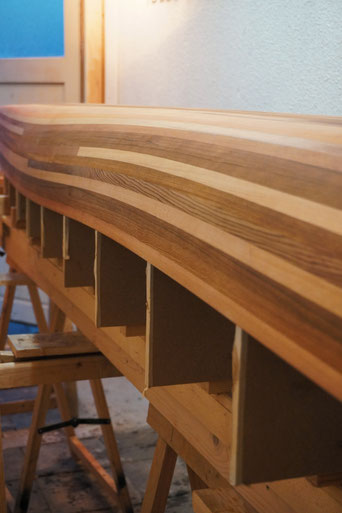 Holzkajak wird aus Western Red Cedar Leisten in der Leistenbauweise gebaut