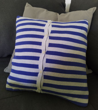 Kissen auf einem Sofa, dabei auch das fertig genähte.
