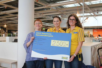 Ikea Sandhofen, Spende, Julia Heffner mit Spendenscheck