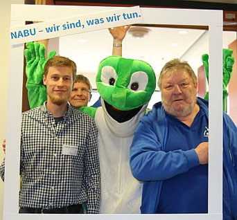 Sebastian Olschewski, Uwe Priezel (Geschäftsführer LV), Frosch und Helmut Krejcik (NABU Ostfildern). Foto: Anke Beisswänger 