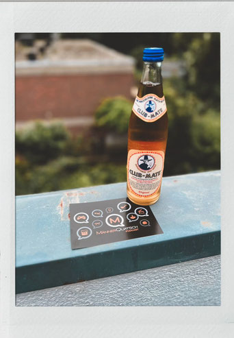 Das Titelbild zu Männerquatsch Podcast Folge 172 (Gaming wird olympisch, Ko Robo beerbt Chibi-Robo, Ausblick Gamescom 2024) zeigt eine Flasche "Club-Mate".