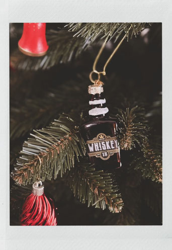 Das Titelbild zu Männerquatsch Podcast Folge 203 (Weihnachtsfolge und Outtakes 2025) zeigt eine kleine Whisky-Flasche als Christbaumschmuck.