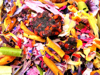 Teemischung mit getrockneten schwarzen Maulbeeren