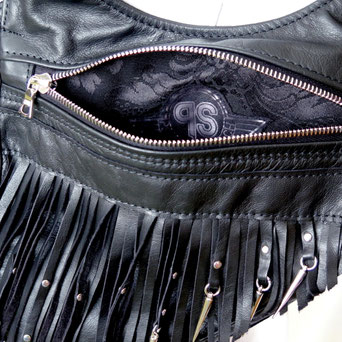 geöffneter Revolverbag aus schwarzem Pferdeleder mit einem schwarzen Damast-Innenfutter