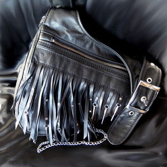 schwarzer Revolverbag-Schultertasche mit Fransen