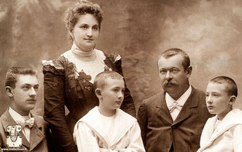 1898 - Georges et Josephine Vuitton, avec leur fils Gaston et les jumeaux Jean et Pierre