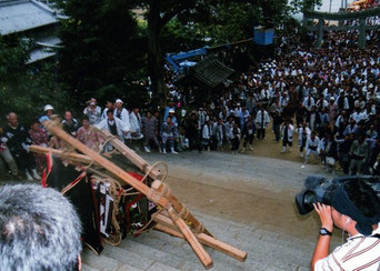 宮入で行われる「暴れ御輿の神事」大切な神輿を秋祭りの締めくくりとして壊してしまうのは、全国に例がない。(平成19年の秋祭りより)