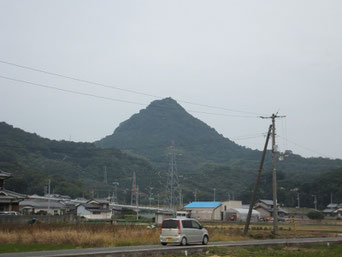 大和の神体山が三輪山なら風早國の里山としての神体山は恵良山。円錐形が美しい。この頂上社に風の神を祀る。