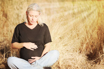 Schwangere sollten bis nach der Entbindung warten mit ihrem Yoga-Einstieg - oder spezielle Kurse nur für Schwangere besuchen.
