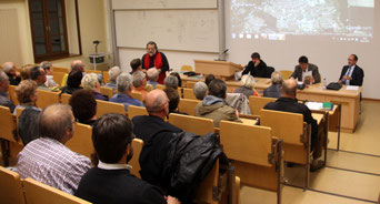 Am Podium die drei Kandidaten von rechts: Henry Schütze, Uwe Schmidt, Oliver Wendenkampf, Bild: Joachim Hennecke