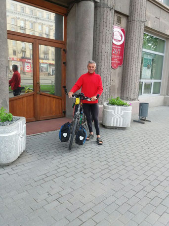 Vor meinem Hotel. Bereit zur Weiterfahrt.