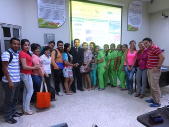 Un instructor de la ULEAM posa con sus estudiantes sobre bibliotecas virtuales. Chone, Ecuador.