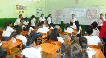 Una estudiante universitaria de enfermería brinda charla sobre prevención de embarazos no deseados. Jaramijó, Ecuador.