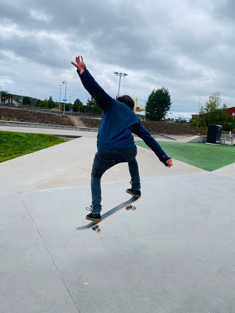 Ich beim "Ollie-üben" am Skatepark in Falun (Foto: privat)