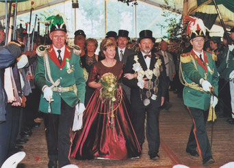 Eintreffen und Einzug des Königspaares Josef Humberg und Hanna Schering samt Gefolge im Festzelt.  Die Schützen bilden Spalier.