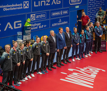 Foto Pillik - LINZ AG Froschberg und Tarnobrzeg Team bei der Begrüßung in Linz