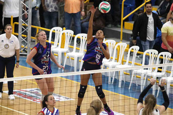 Karla Santos en ataque sobrealóio en anotaciones en esta primera semana / foto por Heriberto Rosario Rosa