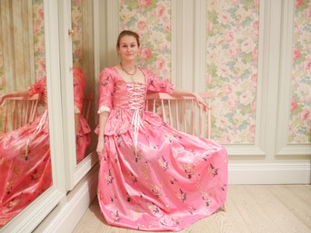 18th Century Hot Girls Robe (© Epochs of Fashion)