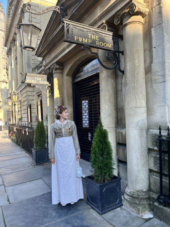 Nina von Epochs of Fashion in Regencygewandung vor dem Pumproom in Bath