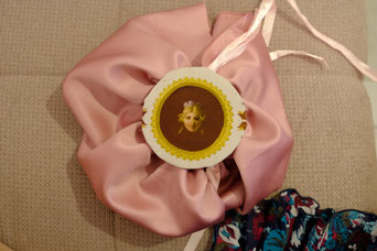 Reticule aus rosa Satin mit Bildmedaillon, Bild aus Nähprozess