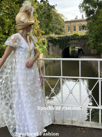 Nina Epochs of Fashion in Regencykleid vor historischem Haus