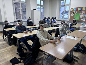 Jugendliche tauchen mithilfe von VR-Brillen in unterschiedliche Grundgesetz-Artikel ein.