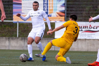 Ali Daour im Spiel gegen den TSV Meerbusch am Ball (Foto: Deutzmann)