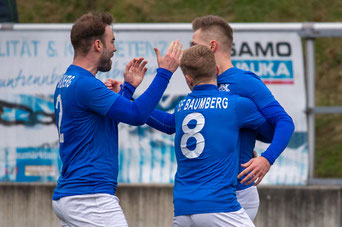 Großer Jubel über den Derby-Sieg gegen den SC Reusrath bei der SFB-Reserve (Foto: Deutzmann)