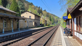 Gleis 1 und Gleis 2 - nicht immer am selben Bahnsteig