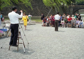 Gruppen-Photo vor der Brücke Nijubashi