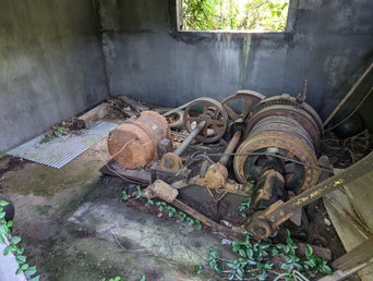 近くの小屋の中にあった電動のウィンチ