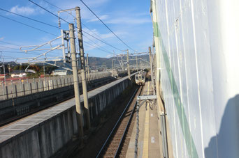 在来線桑折駅構内から東北新幹線を見る
