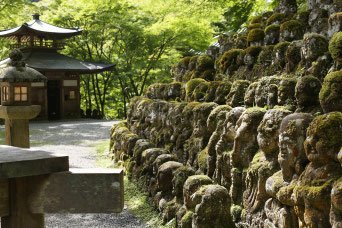 静かに佇む愛宕(おたぎ)念仏寺のお地蔵さま