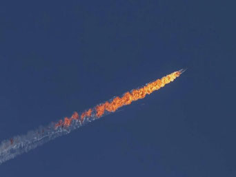 Dieses Video-Still soll den abgeschossenen russischen Kampfjet vom Typ Suchoi Su24 zeigen. Foto: Haberturk TV Channel