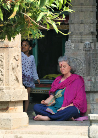 Daniela, die Organisatorin der Reise, meditiert im "Mangotempel"