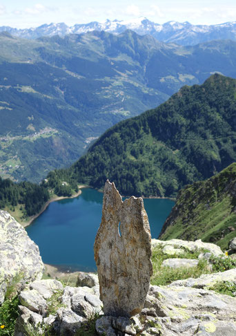 Kunst oder Natur? Auf jeden Fall "Ins Bild gesetzt". Dahinter Lago Tremorgio mit Aussicht zur Adula.