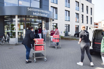 Inhaber Mohamed El-Sabe und seine Mitarbeiterin Chantal Wolffes von Flying Pizza in Heeslingen, bringen den MitarbeiteInnen leckere Pizza und mehr.