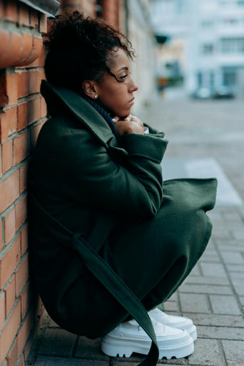 femme assise dans la rue violence conjugale