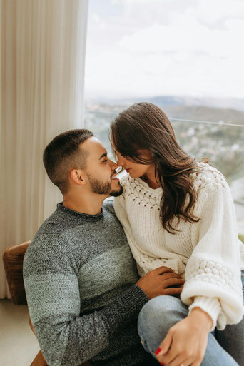 couple heureuse femme assise sur les genoux de l'homme mutisme dans le couple