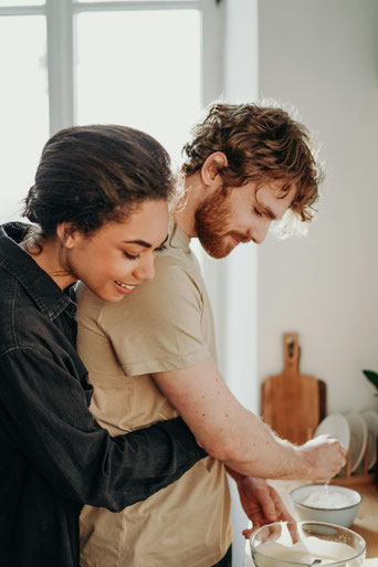 couple heureuse prépare un diner cuisine conflit couple