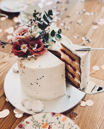 Torte mit Blumendeko