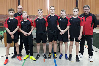 von links nach rechts: Valentin Bode, Tischtennisfachwart Thomas Kahle, Maximilian Bode, Finn Bindewald, Phillip Jeschke, Oliver Deines, Tim Heinemeier und und Betreuer Michael Wicht. Es fehlt Flynn Termer