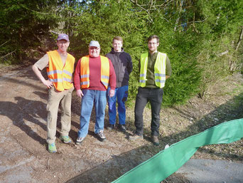 Günther Sebald, Karl Pscheidl und die Naturparkranger Lukas Maier und Martin Graf nach dem Aufstellen des Zaunes in Katzenbac