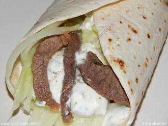 Wrap mit Rindfleisch, Salat und Sour Creme