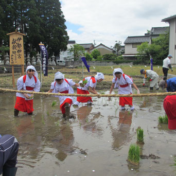 十社大神　地元の女子児童が早乙女に