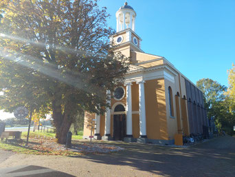 Trouwen in een romantisch kerkje Op Hodenpijl in Schipluiden